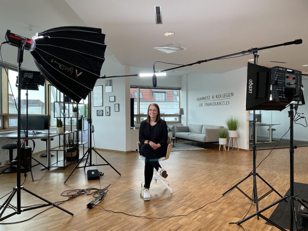 Bild vom Kunden und im Hintergrund stehende Aufnahme-Equipments